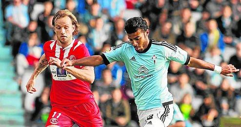 Rakitic, que en la imagen persigue a Rafinha Alcántara, estuvo más centrado en labores defensivas. Rakitic, que en la imagen persigue a Rafinha Alcántara, estuvo más centrado en labores defensivas.