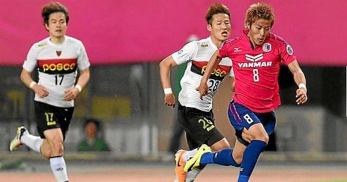 Yaichiro Kakitani, en un partido reciente con el Cerezo Osaka conduciendo el balón. Yaichiro Kakitani, en un partido reciente con el Cerezo Osaka conduciendo el balón.