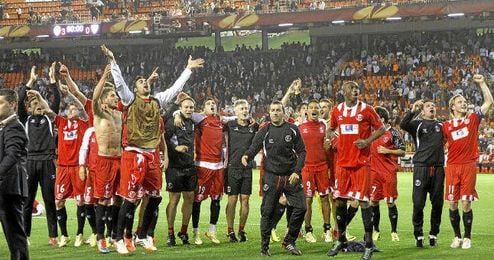 Los jugadores del Sevilla celebran el pase a la final de Turín. Los jugadores del Sevilla celebran el pase a la final de Turín.