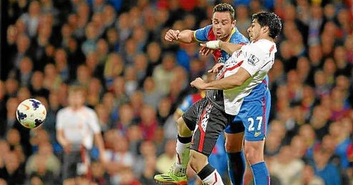 Luis Suárez y Damien Delaney durante el partido entre Crystal Palace y Liverpool del Premier League. Luis Suárez y Damien Delaney durante el partido entre Crystal Palace y Liverpool del Premier League.
