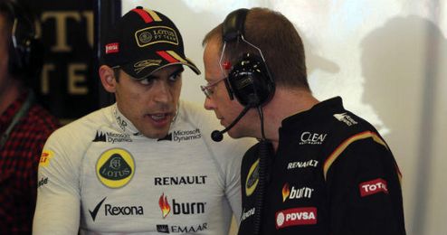 El piloto de Lotus, Pastor Maldonado, dialoga con uno de sus mecánicos. El piloto de Lotus, Pastor Maldonado, dialoga con uno de sus mecánicos.