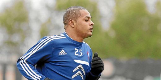 El futbolista apenas ha jugado. El futbolista apenas ha jugado.