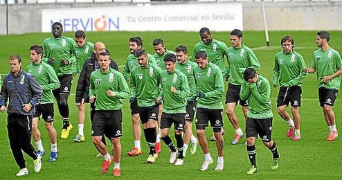 Muchos jugadores del Betis son anhelados por clubes de Primera, que se aprovecharán del descenso a Segunda. Muchos jugadores del Betis son anhelados por clubes de Primera, que se aprovecharán del descenso a Segunda.