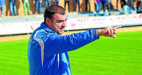 Joaquín Hidalgo da instrucciones a sus jugadores durante el choque Coria-Lebrijana disputado esta temporada. Joaquín Hidalgo da instrucciones a sus jugadores durante el choque Coria-Lebrijana disputado esta temporada.
