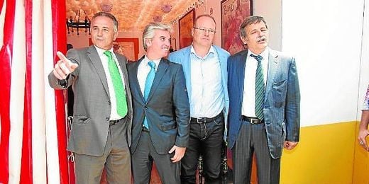 El Betis normalizó hace tres años sus comparecencias protocolarias en la Feria de Sevilla con esta imagen. El Betis normalizó hace tres años sus comparecencias protocolarias en la Feria de Sevilla con esta imagen.