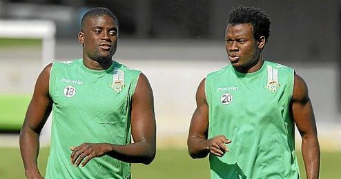 Nosa, en un entrenamiento junto a N´Diaye. Nosa, en un entrenamiento junto a N´Diaye.
