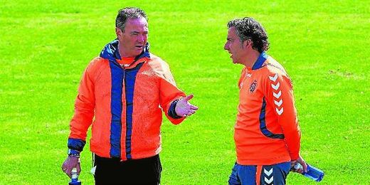 Juan Ignacio Martínez y su ayudante, Javi Pereira, en un entrenamiento. Juan Ignacio Martínez y su ayudante, Javi Pereira, en un entrenamiento.