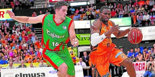 En la imagen, lance del partido entre el Valencia Basket y el Cajasol. En la imagen, lance del partido entre el Valencia Basket y el Cajasol.