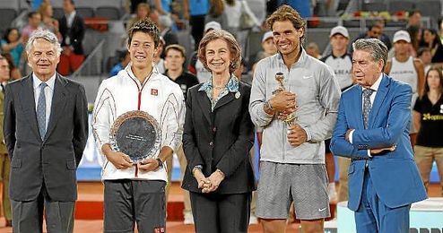 Rafa Nadal y Kei Nishikori escoltan a la Reina Sofia con sus trofeos. Rafa Nadal y Kei Nishikori escoltan a la Reina Sofia con sus trofeos.