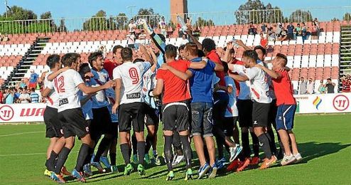 Los jugadores del Sevilla Atlético celebran la permanencia sobre el terreno de juego. Los jugadores del Sevilla Atlético celebran la permanencia sobre el terreno de juego.