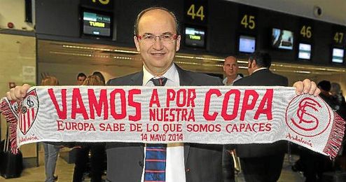 José Castro posa con la bufanda de la final de la Europa League antes de partir hacia Turín. José Castro posa con la bufanda de la final de la Europa League antes de partir hacia Turín.