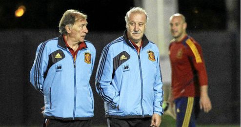 Toni Grande dialoga con Del Bosque durante un entrenamiento de la selección. Toni Grande dialoga con Del Bosque durante un entrenamiento de la selección.
