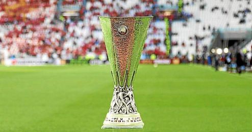 La copa de la Europa Laegue sobre el césped del Juventus Stadium. La copa de la Europa Laegue sobre el césped del Juventus Stadium.