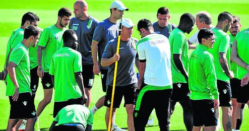 Gabriel Humberto Calderón, junto a los jugadores verdiblancos. Gabriel Humberto Calderón, junto a los jugadores verdiblancos.