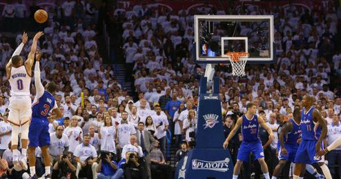 Momento decisivo en el que Westbrook provoca la falta de Chris Paul para ganar el partido. Momento decisivo en el que Westbrook provoca la falta de Chris Paul para ganar el partido.
