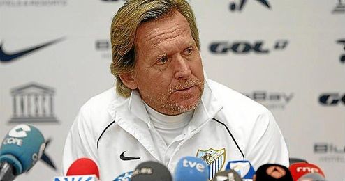 Bernd Schuster en una rueda de prensa del Málaga. Bernd Schuster en una rueda de prensa del Málaga.