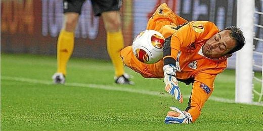 Beto parando uno de los penaltis de la final de la Europa League. Beto parando uno de los penaltis de la final de la Europa League.