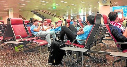 Aficionados sevillistas aguardan pacientemente la salida de sus vuelos con destino a Sevilla, Málaga, etcétera. Aficionados sevillistas aguardan pacientemente la salida de sus vuelos con destino a Sevilla, Málaga, etcétera.