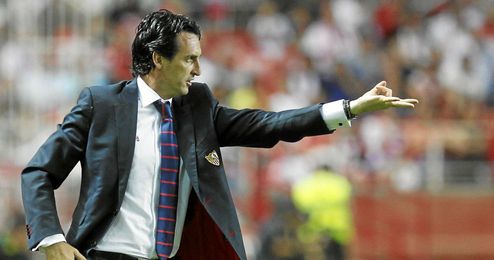 El técnico del Sevilla gesticula durante el partido. El técnico del Sevilla gesticula durante el partido.