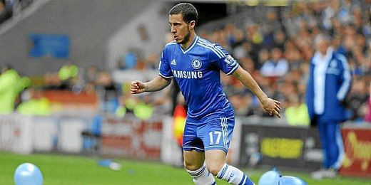 Eden Hazard conduce el balón durante un partido de su equipo. Eden Hazard conduce el balón durante un partido de su equipo.
