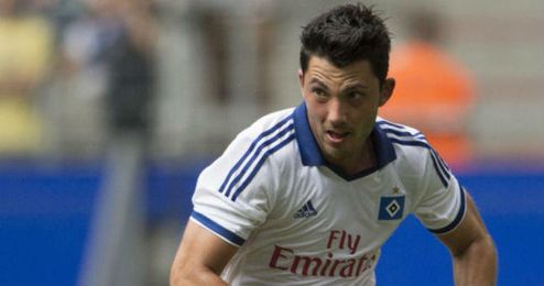 Tolgay Arslan es un mediocentro de trabaj con potencia y buena conducción. Tolgay Arslan es un mediocentro de trabaj con potencia y buena conducción.