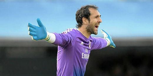 Diego Lopez alentando a su equipo en un partido de liga BBVA Diego Lopez alentando a su equipo en un partido de liga BBVA