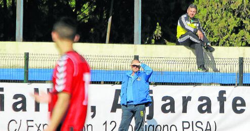 En la imagen, Juan Carlos Menudo, sentado en la grada del Primero de Mayo, el día de su debut ante el Cabecense. En la imagen, Juan Carlos Menudo, sentado en la grada del Primero de Mayo, el día de su debut ante el Cabecense.