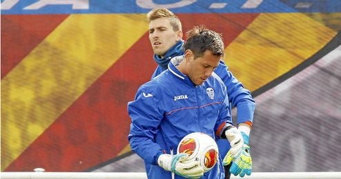Alves, con Guaita en segundo plano, se ejercita con el Valencia. Alves, con Guaita en segundo plano, se ejercita con el Valencia.