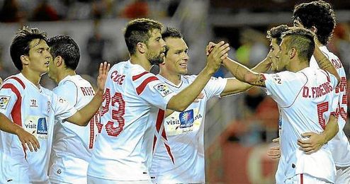 Los jugadores del Sevilla celebran un gol en el último partido de Liga. Los jugadores del Sevilla celebran un gol en el último partido de Liga.