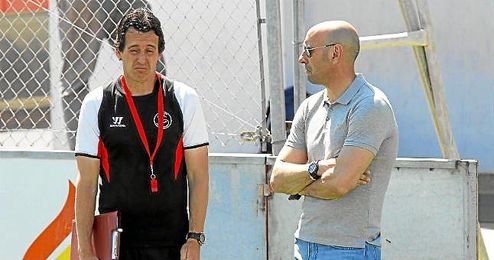 Monchi dialoga con Unai Emery durante un entrenamiento en la ciudad deportiva. Monchi dialoga con Unai Emery durante un entrenamiento en la ciudad deportiva.