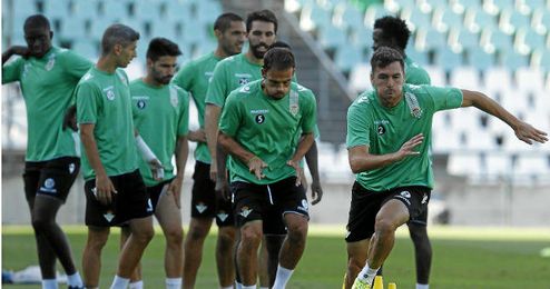 La plantilla bética sufrirá varios cambios de cara a la próxima temporada. La plantilla bética sufrirá varios cambios de cara a la próxima temporada.