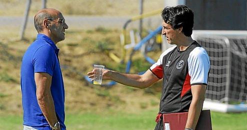 Monchi y Emery conversan durante un entrenamiento del Sevilla. Monchi y Emery conversan durante un entrenamiento del Sevilla.