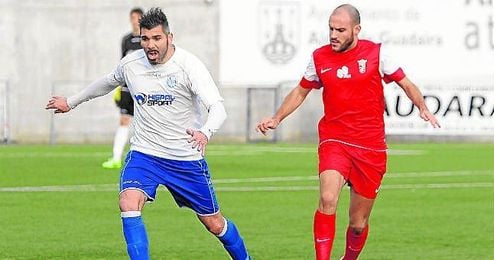 El defensa central alcalareño José Serrano conduce el esférico en un lance del encuentro disputado ante el Ceuta. El defensa central alcalareño José Serrano conduce el esférico en un lance del encuentro disputado ante el Ceuta.