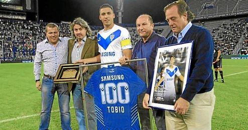 Fernando Tobio, central de Vélez Sarsfield, en su homenaje por sus cien partidos con el equipo. Fernando Tobio, central de Vélez Sarsfield, en su homenaje por sus cien partidos con el equipo.