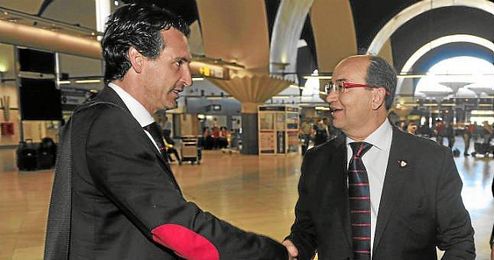 Unai Emery y José Castro, en un desplazamiento de esta temporada. Unai Emery y José Castro, en un desplazamiento de esta temporada.
