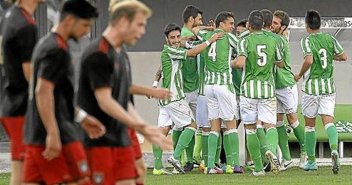Los jugadores del Betis B celebran un gol esta temporada. Los jugadores del Betis B celebran un gol esta temporada.