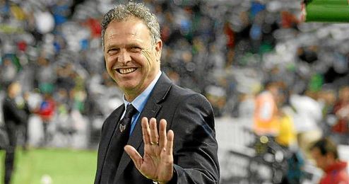 Caparrós, está a un paso de ser el nuevo entrenador del Granada. Caparrós, está a un paso de ser el nuevo entrenador del Granada.