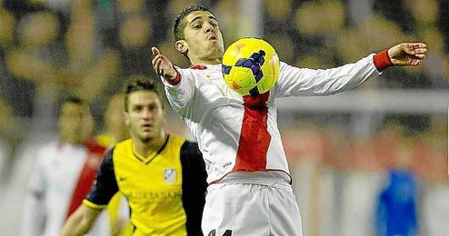 Iago Falqué controla el balón frente al Atlético de Madrid. Iago Falqué controla el balón frente al Atlético de Madrid.