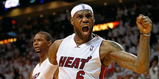 Lebron James celebrando la victoria con el puño en alto Lebron James celebrando la victoria con el puño en alto