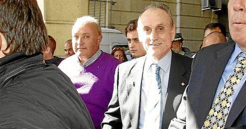 Manuel Ruiz de Lopera, a la salida de los Juzgados de Sevilla. Manuel Ruiz de Lopera, a la salida de los Juzgados de Sevilla.