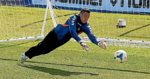 Jaime realiza una estirada durante un entrenamiento con los pucelanos. Jaime realiza una estirada durante un entrenamiento con los pucelanos.