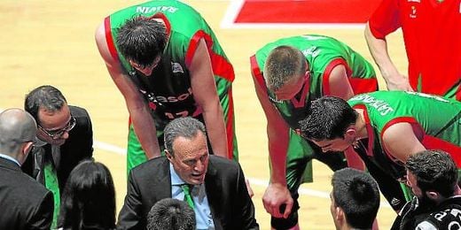Aíto García Reneses da instrucciones a sus jugadores durante un partido de esta temporada. Aíto García Reneses da instrucciones a sus jugadores durante un partido de esta temporada.