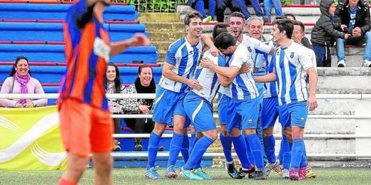 El Nervión celebra uno de los goles conseguidos esta temporada contra el Cerro en el Antonio Puerta. El Nervión celebra uno de los goles conseguidos esta temporada contra el Cerro en el Antonio Puerta.