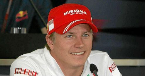Raikkonen, atendiendo a los medios de comunicación. Raikkonen, atendiendo a los medios de comunicación.