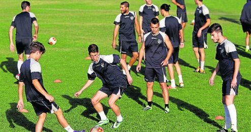 La plantilla del Alcalá en un entrenamiento. La plantilla del Alcalá en un entrenamiento.