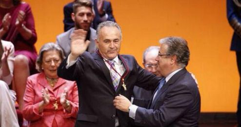 Gordillo, emocionado, recoge la Medalla de Oro. Gordillo, emocionado, recoge la Medalla de Oro.