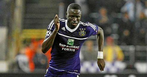 Kouyaté, durante un partido con el Anderlecht. Kouyaté, durante un partido con el Anderlecht.