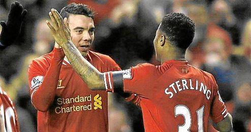 Iago Aspas se felicita con Sterling durante un partido del Liverpool. Iago Aspas se felicita con Sterling durante un partido del Liverpool.