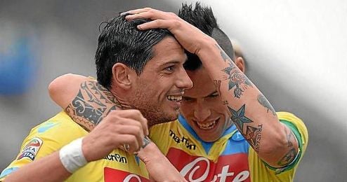 Blerim Dzemaili festeja un tanto con la elástica del Nápoles junto a Hamsik. Blerim Dzemaili festeja un tanto con la elástica del Nápoles junto a Hamsik.