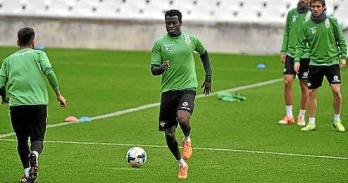Nosa Igiebor, durante un entrenamiento del Betis. Nosa Igiebor, durante un entrenamiento del Betis.